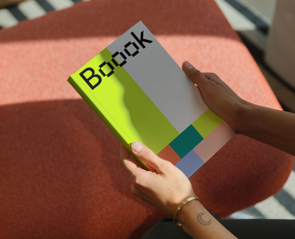 mockup un libro con las manos en la mano