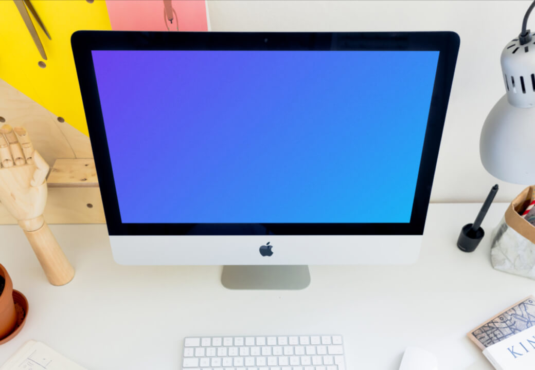 Perspectiva mockup del iMac sobre el escritorio blanco