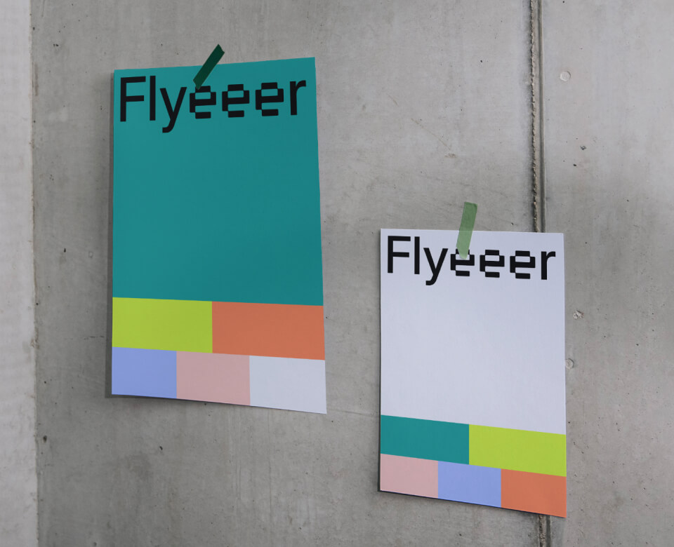 Dos mockups folletos en la pared