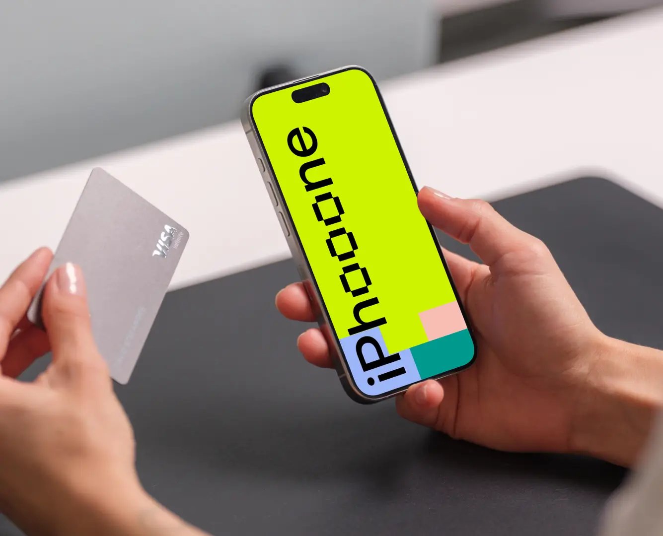 Mockup iPhone 16 y tarjeta de pago