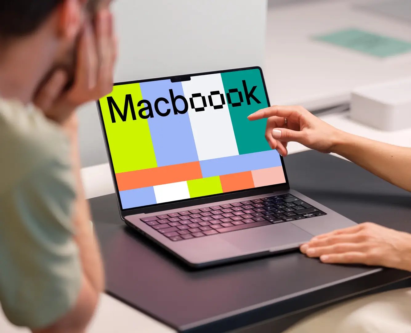 Compañeros de trabajo sobre el MacBook Pro Mockup