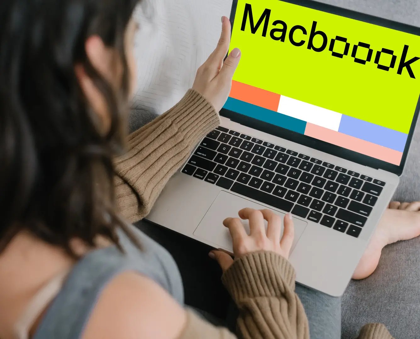 Mujer trabajando en MacBook Pro Mockup