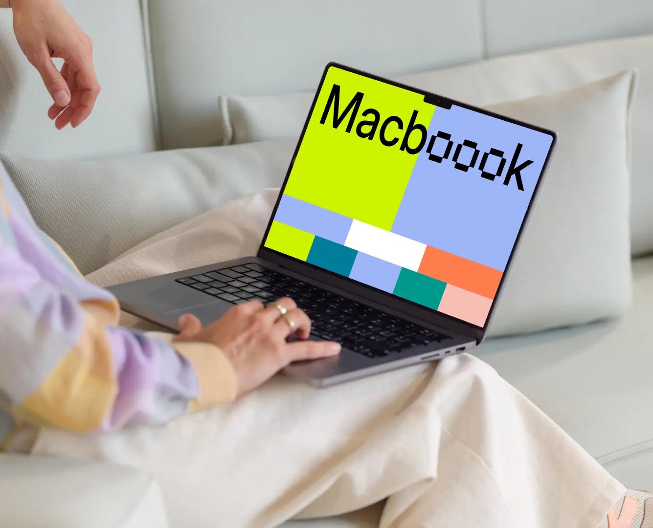 Mujer trabajando en MacBook Mockup