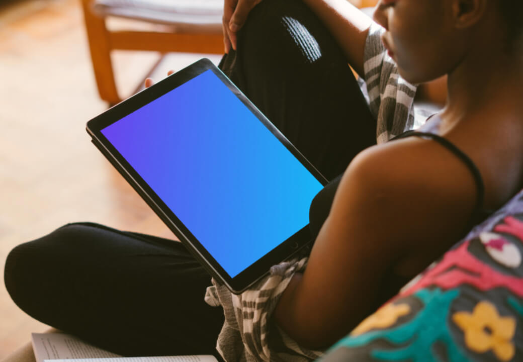 iPad Pro mockup en la mano de una mujer negra de piel oscura para su estudio