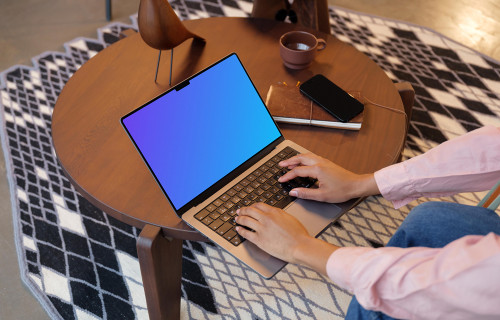 Mujer escribiendo en un MacBook Pro 14 mockup