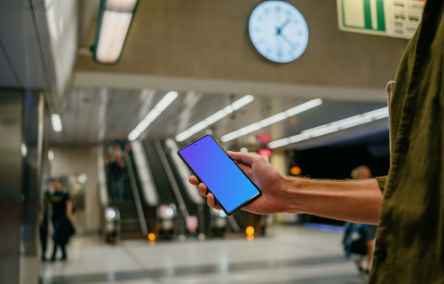 Sosteniendo un Google Pixel 6 mockup en la estación de metro