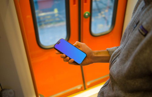 Hombre con smartphone en el tren