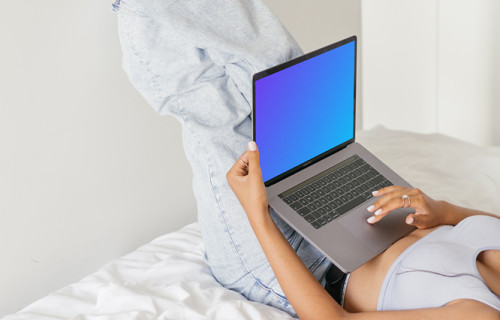 MacBook Air gris mockup sostenido en el regazo de un usuario