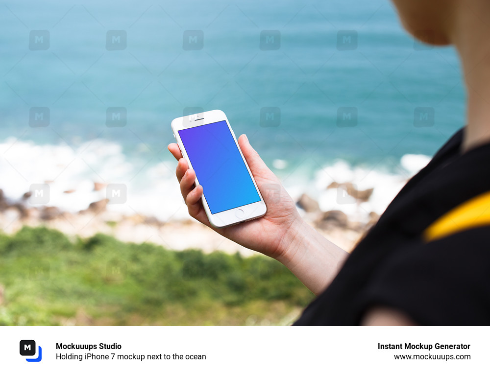 Sosteniendo el iPhone 7 mockup junto al océano