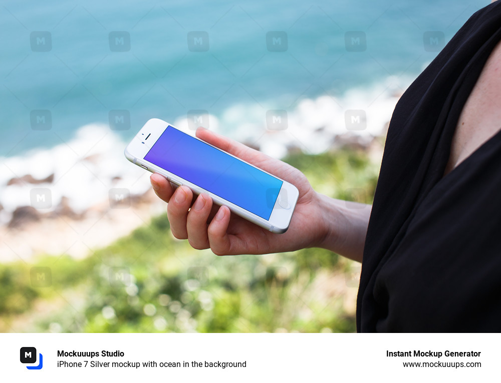 iPhone 7 Silver mockup con el océano de fondo