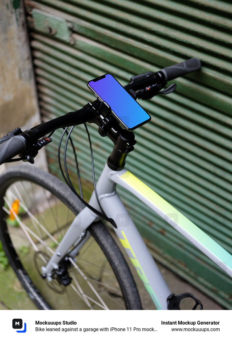 Bicicleta apoyada en un garaje con el iPhone 11 Pro mockup en el soporte de la bicicleta