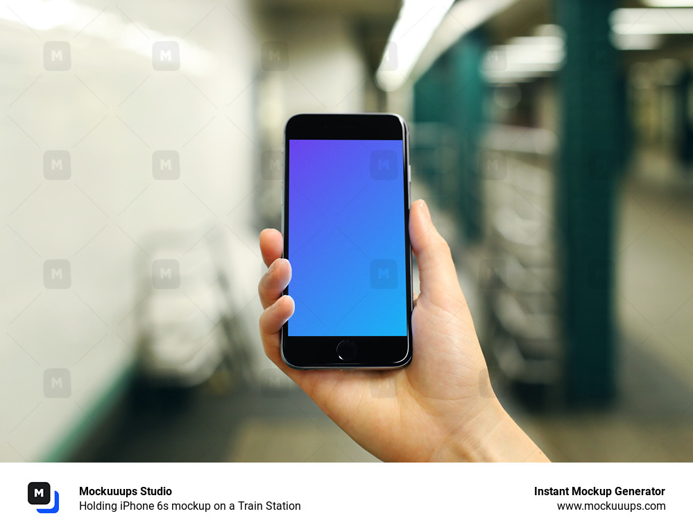 Sosteniendo el iPhone 6s mockup en una estación de tren