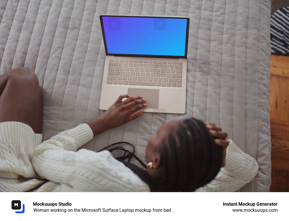 Mujer trabajando en el Microsoft Surface Laptop mockup desde la cama