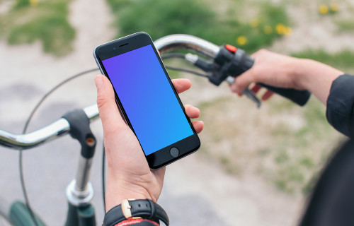 Sosteniendo el iPhone 6 mockup en una bicicleta