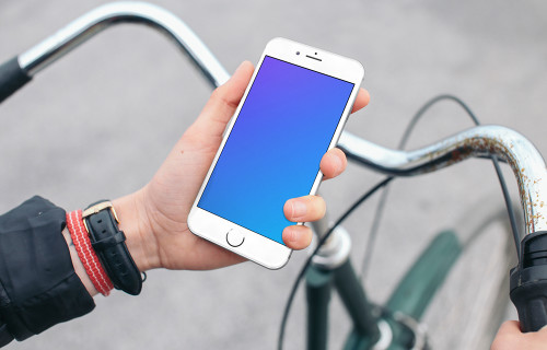 Sosteniendo el iPhone 6s mockup en una bicicleta