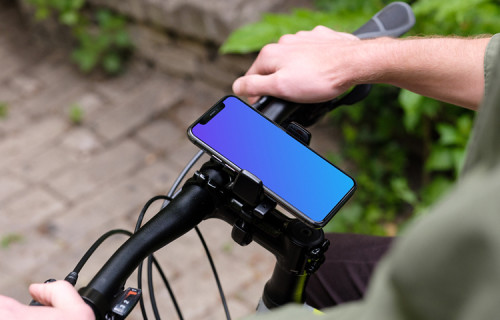 De pie en una bicicleta con el iPhone 11 Pro mockup en el soporte para bicicletas