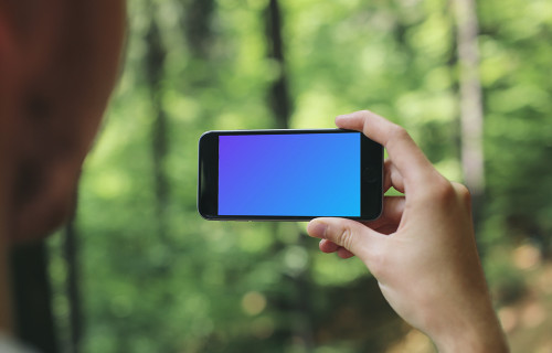 Tomando una foto del bosque con el iPhone 6 mockup