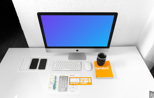 Vista frontal del iMac mockup sobre una mesa de trabajo blanca