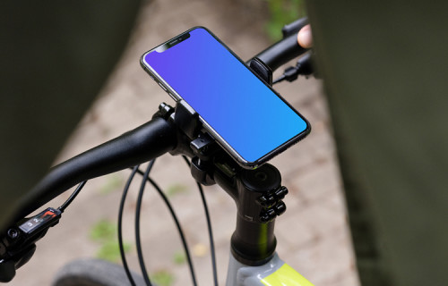 Vista frontal del iPhone 11 Pro mockup en el soporte de la bicicleta mientras se conduce