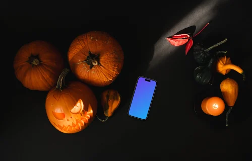 Calabaza de Halloween mockup con un smartphone y velas