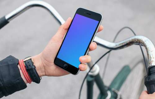 Sosteniendo el iPhone 6s Gris Espacial mockup en bicicleta