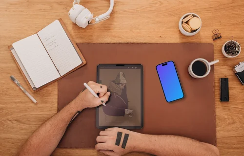 Manos masculinas y smartphone mockup sobre la mesa de trabajo