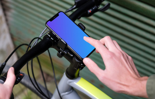 Hombre en bicicleta junto a un garaje con el iPhone 11 Pro mockup en el soporte de la bicicleta