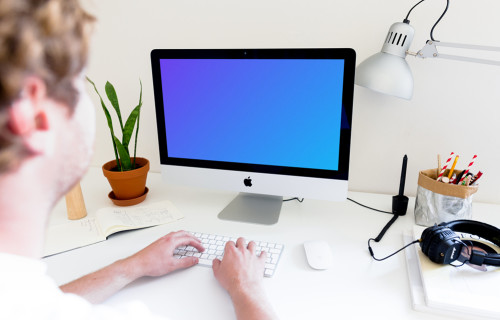 Hombre trabajando en el iMac mockup