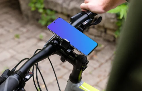 Vista lateral de una bicicleta con el Samsung S20 mockup en el soporte para bicicletas