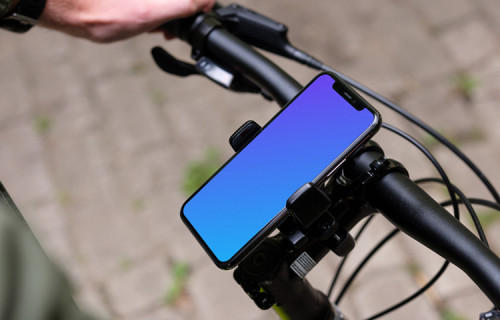 Vista lateral de la conducción de una bicicleta con el iPhone 11 Pro mockup en el soporte de la bicicleta