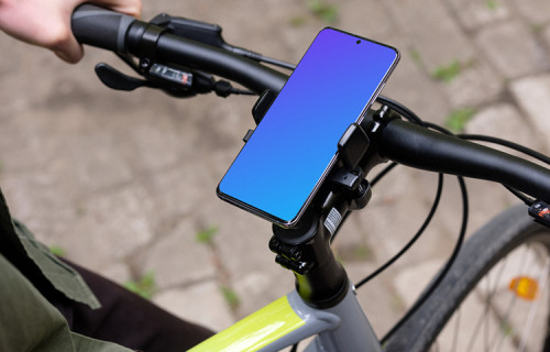 Sentado en la bicicleta con el Samsung S20 mockup en un soporte para bicicletas