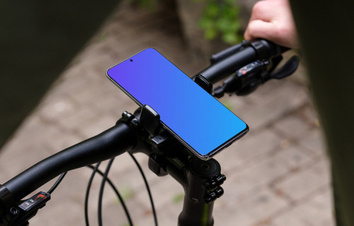 Toma bajo el brazo del Samsung S20 mockup en un soporte para bicicleta