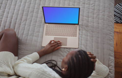 Mujer trabajando en el Microsoft Surface Laptop mockup desde la cama