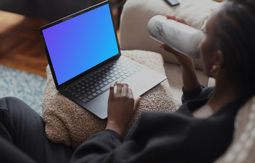 Mujer trabajando en el Microsoft Surface Laptop mockup