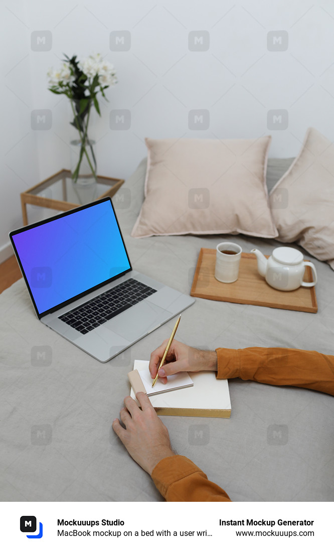 MacBook mockup sobre una cama con un usuario escribiendo en un cuaderno