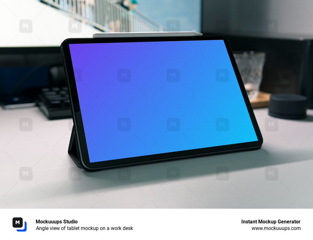 Vista en ángulo de la tableta mockup en una mesa de trabajo