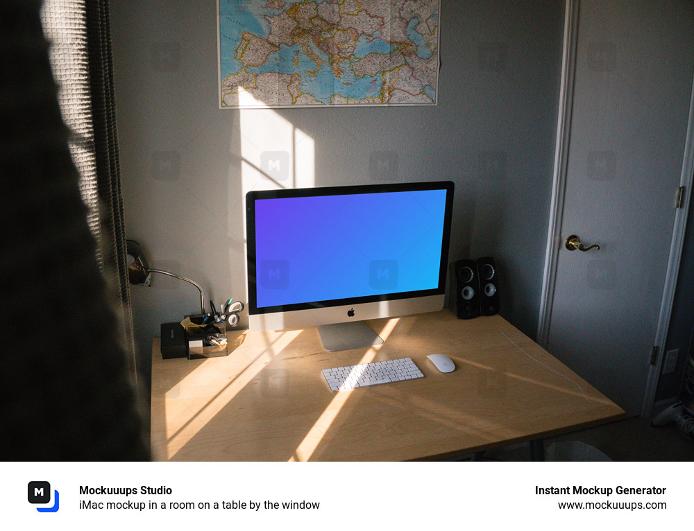 iMac mockup en una habitación sobre una mesa junto a la ventana