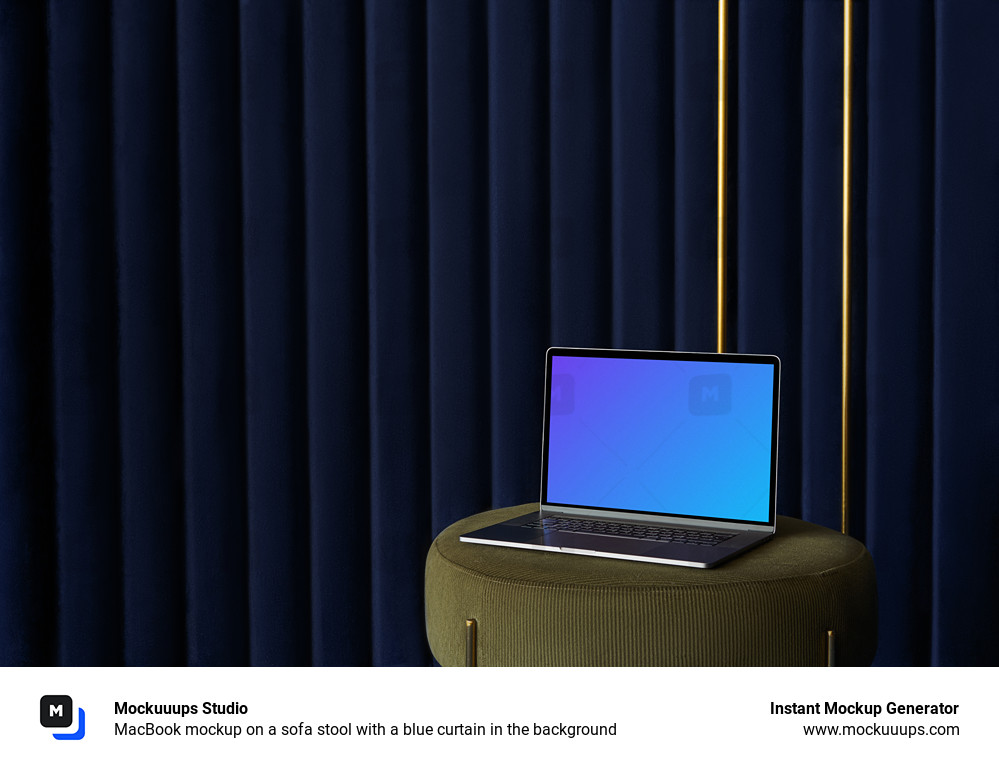 MacBook mockup en un taburete del sofá con una cortina azul de fondo