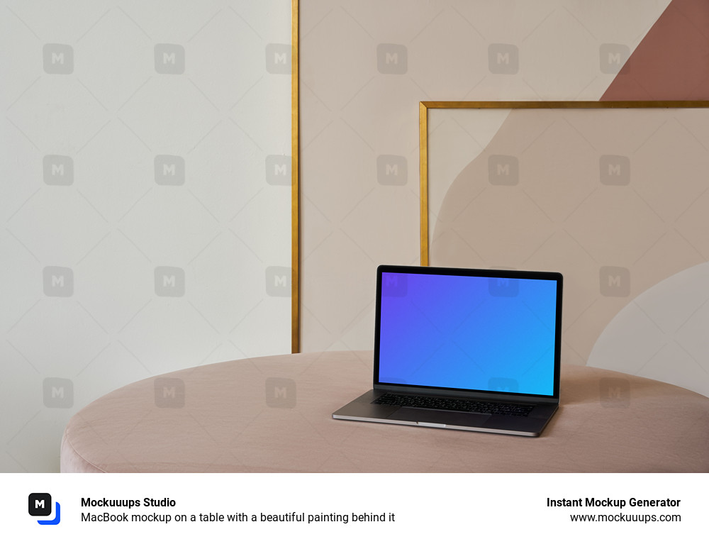 MacBook mockup sobre una mesa con un bonito cuadro detrás