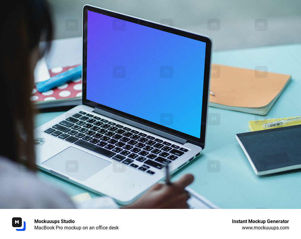 MacBook Pro mockup en una mesa de oficina