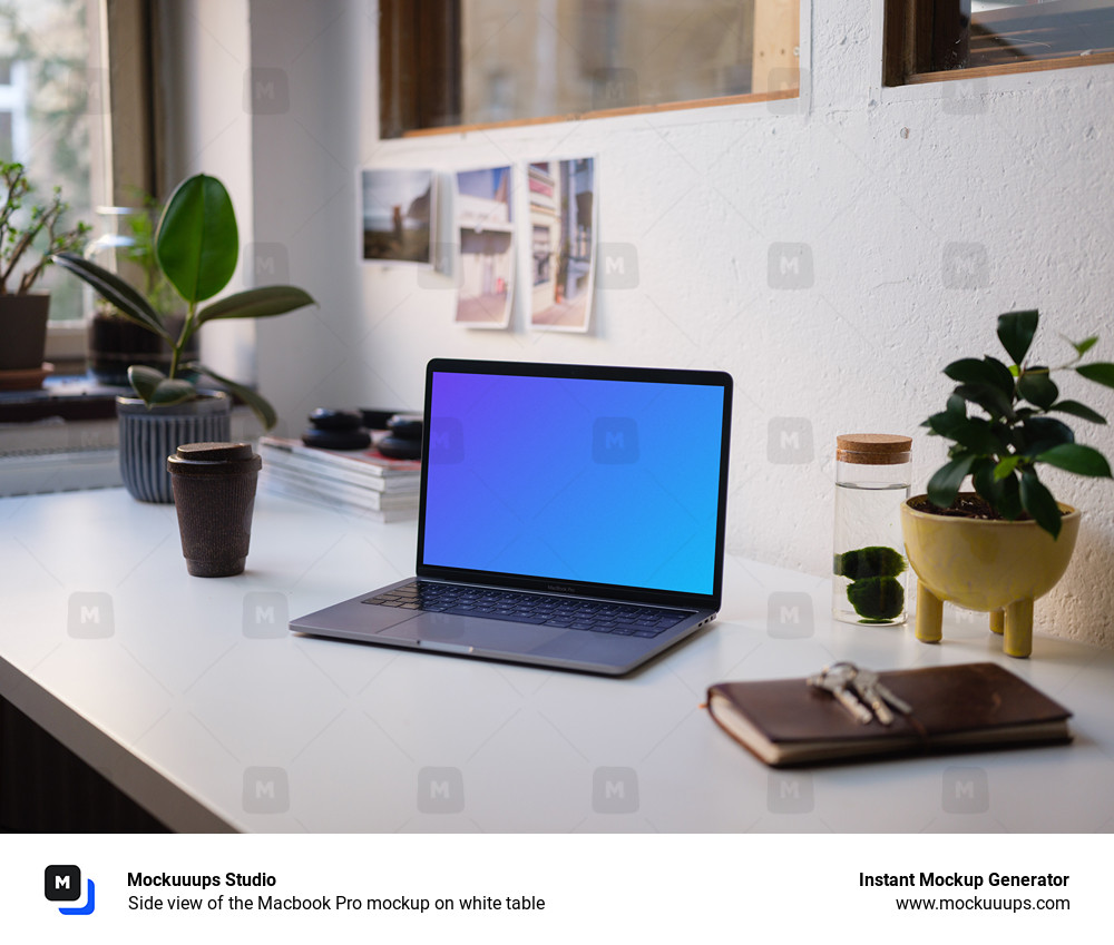 Vista lateral del Macbook Pro mockup sobre una mesa blanca