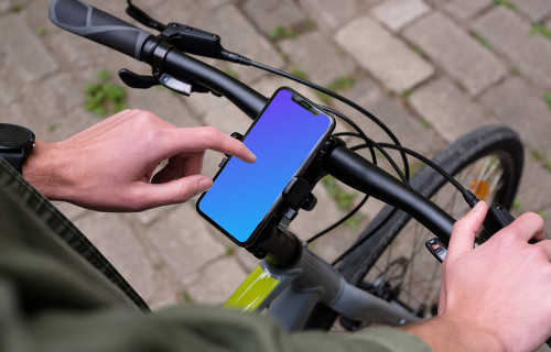 Golpeando en el iPhone 11 Pro mockup montado en una bicicleta