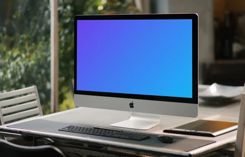 iMac mockup en una mesa de conferencias