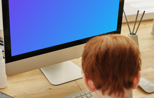 Ordenador Mockup de un niño usando su iMac para un proyecto escolar