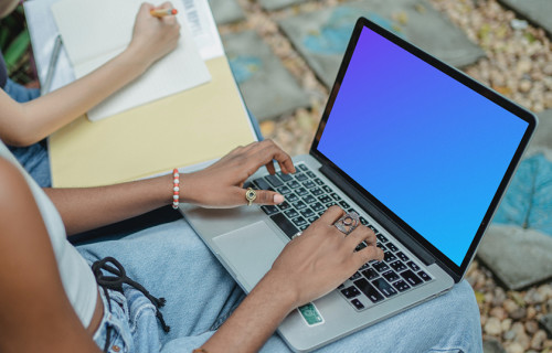 MacBook Pro mockup en el regazo del usuario