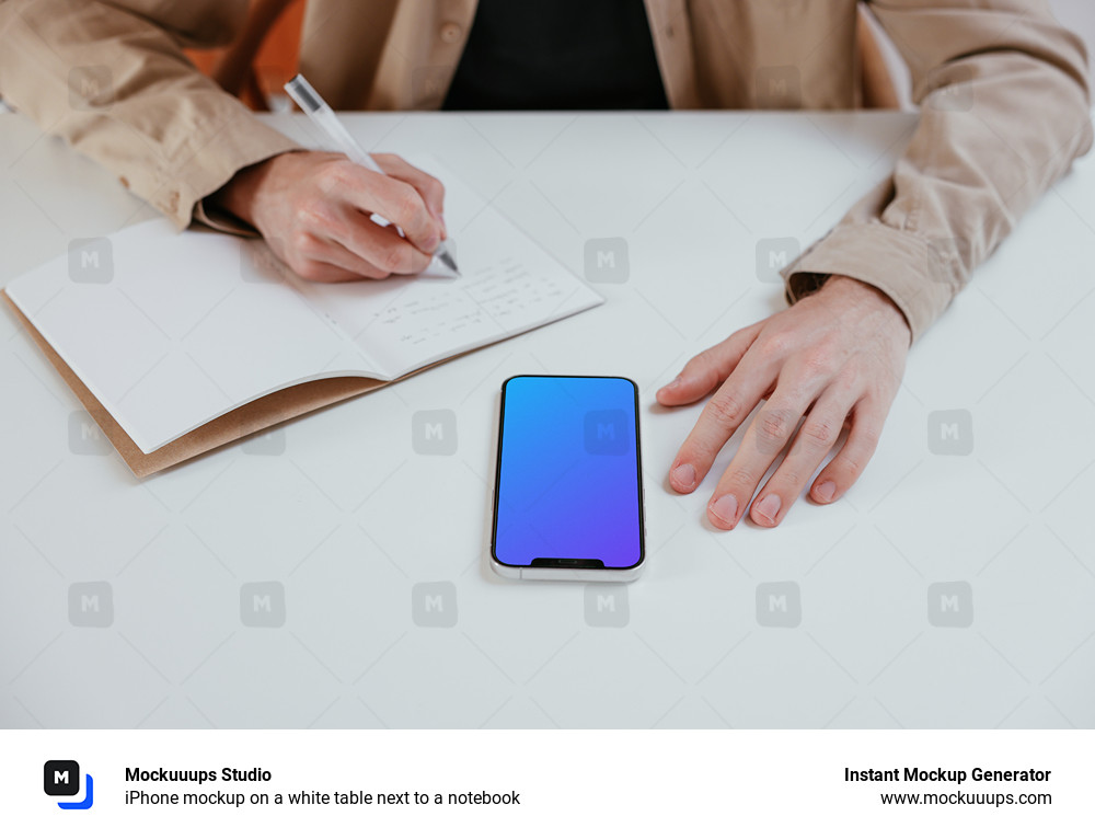 iPhone mockup en una mesa blanca junto a un cuaderno 