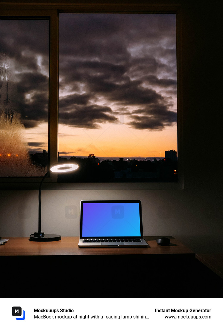 MacBook mockup por la noche con una lámpara de lectura brillando sobre él