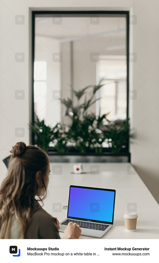 MacBook Pro mockup sobre una mesa blanca en uso por una mujer