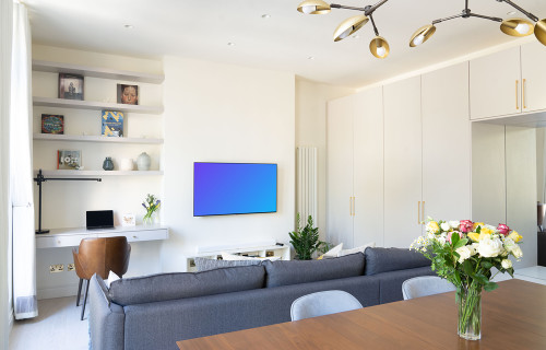 Televisión inteligente mockup colgada en la pared de un apartamento moderno
