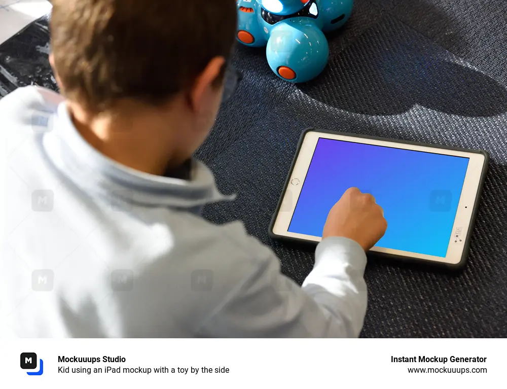 Niño usando un iPad mockup con un juguete al lado